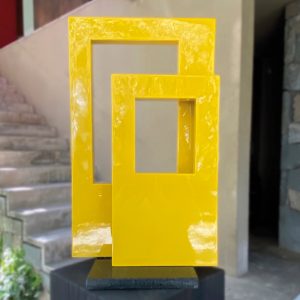 escultura lacada amarilla rectangular