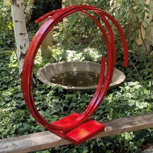 escultura roja metálica circular